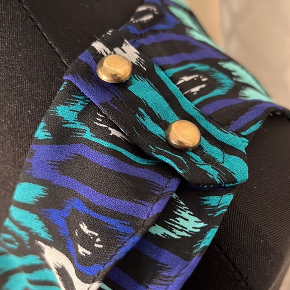 Charlotte Russe crop top with elastic bottom. Gold decor buttons on shoulders. M - Picture 3 of 10